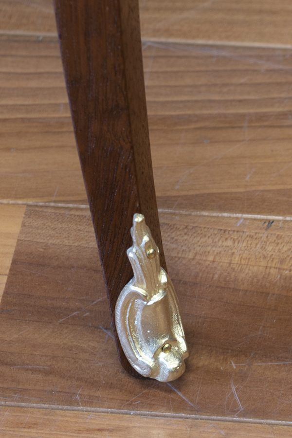 アンティークベッドサイドテーブルの脚のブロンズ.jpg