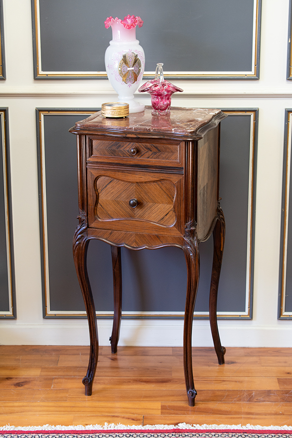 ルイ15世ベッドサイドテーブル